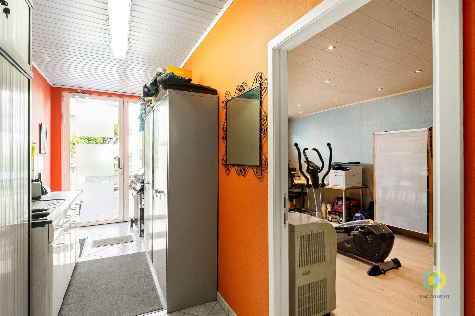 Ruime gezinswoning met garages en parking foto 15