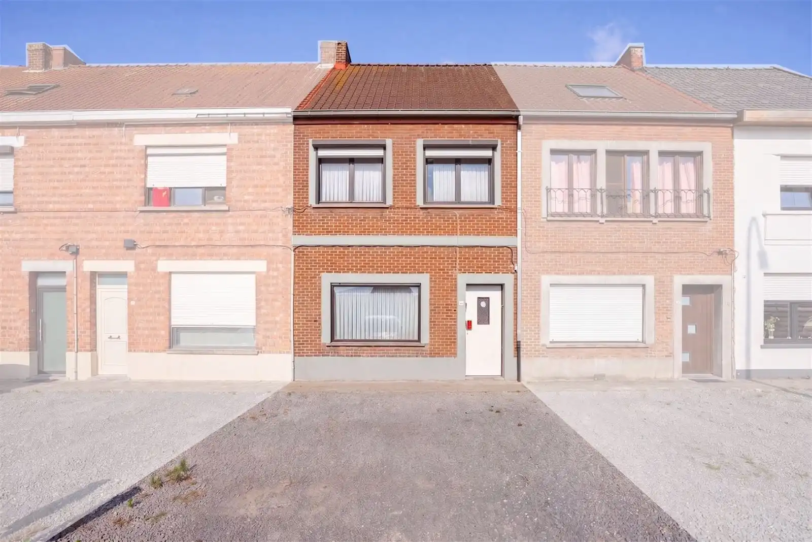 Hoofdfoto van de publicatie: Te renoveren woning met 4 slpk, tuin en garage in Deinze.