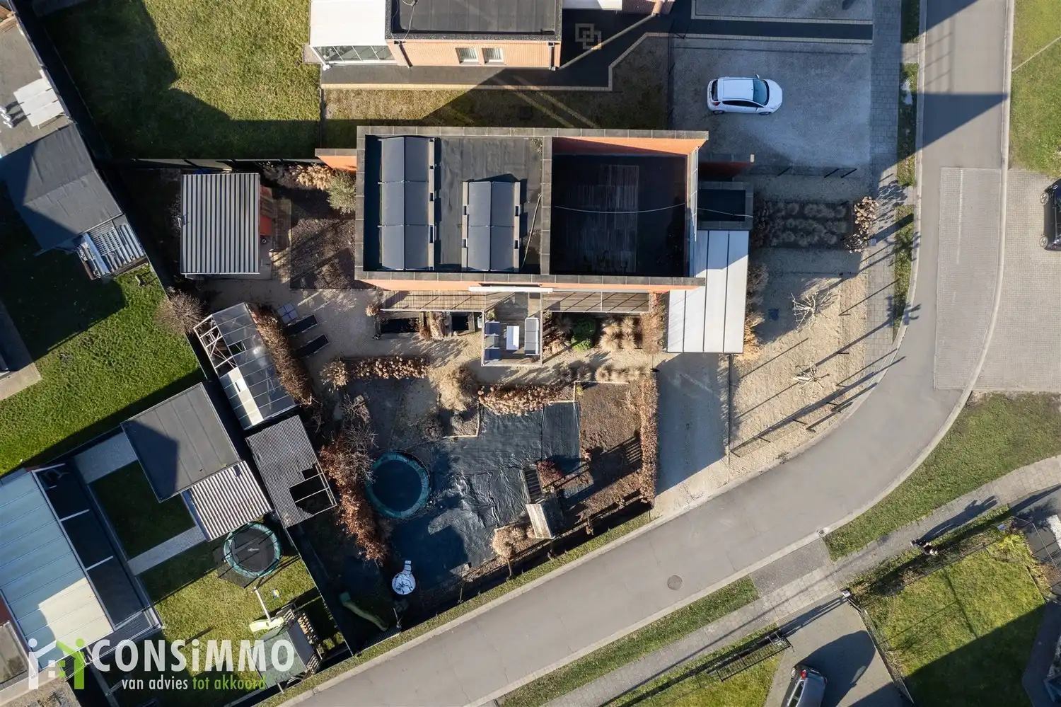 Unieke woning met industrieel-landelijke stijl in een rustige woonwijk van Genk foto 3