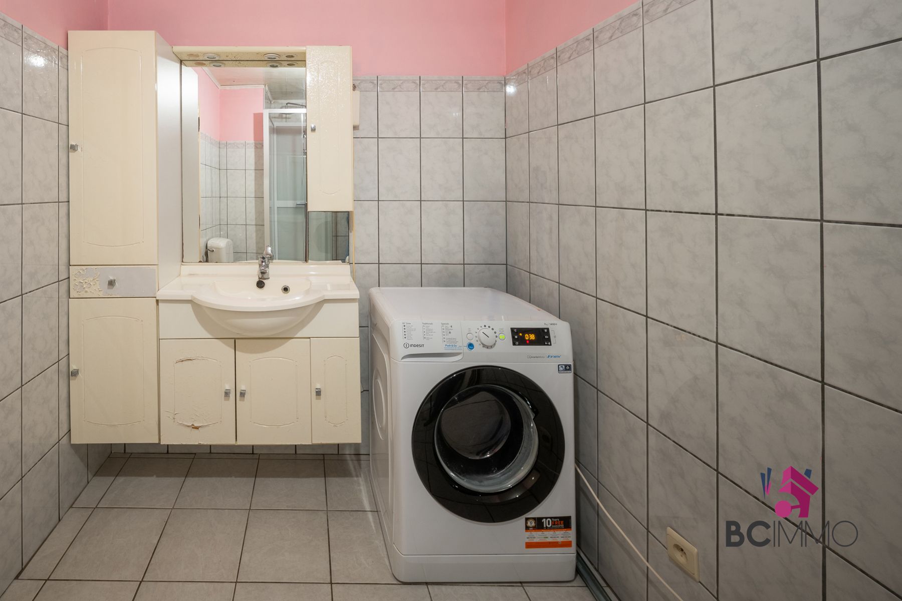 Gelijkvloers appartement met terras te koop in Genk foto 8