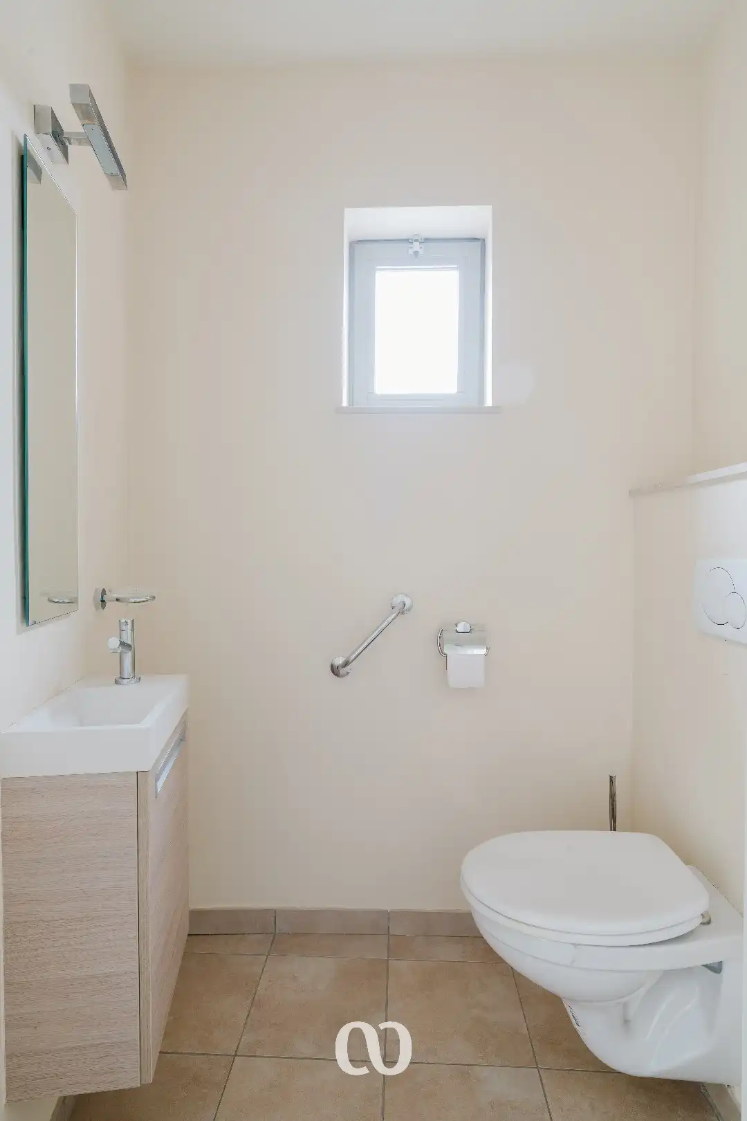 Instapklaar gelijkvloers appartement met private ingang en directe toegang tot de garage foto 3