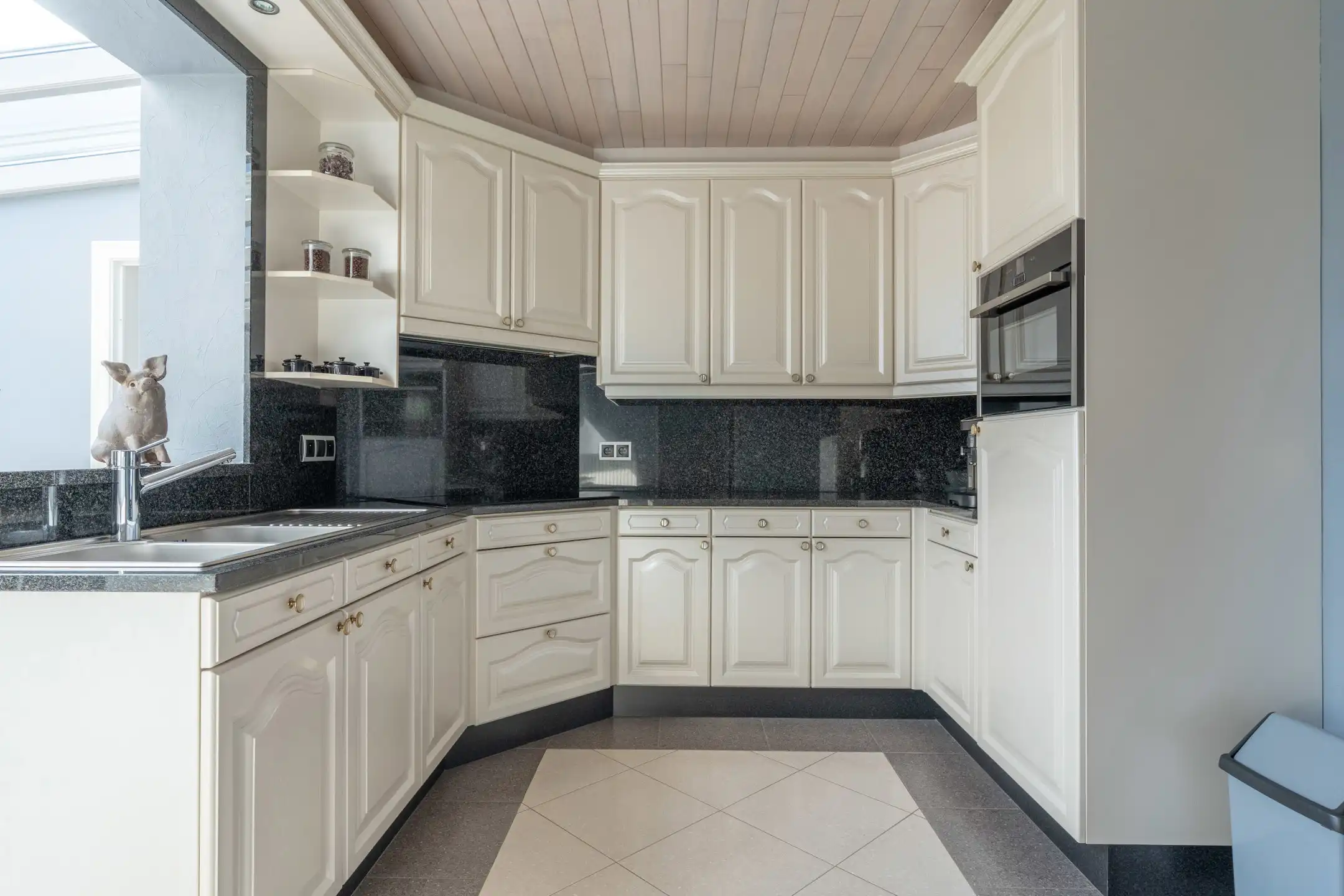 Gunstig gelegen instapklare woning met 2-3 slpks en garage foto 11