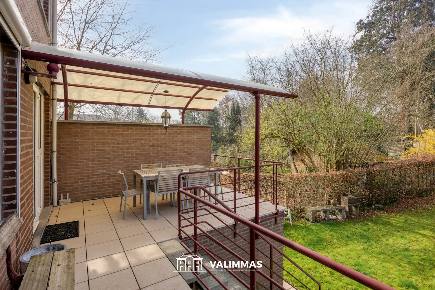 Welgelegen en verzorgde driegevelwoning met garage en tuin foto 9