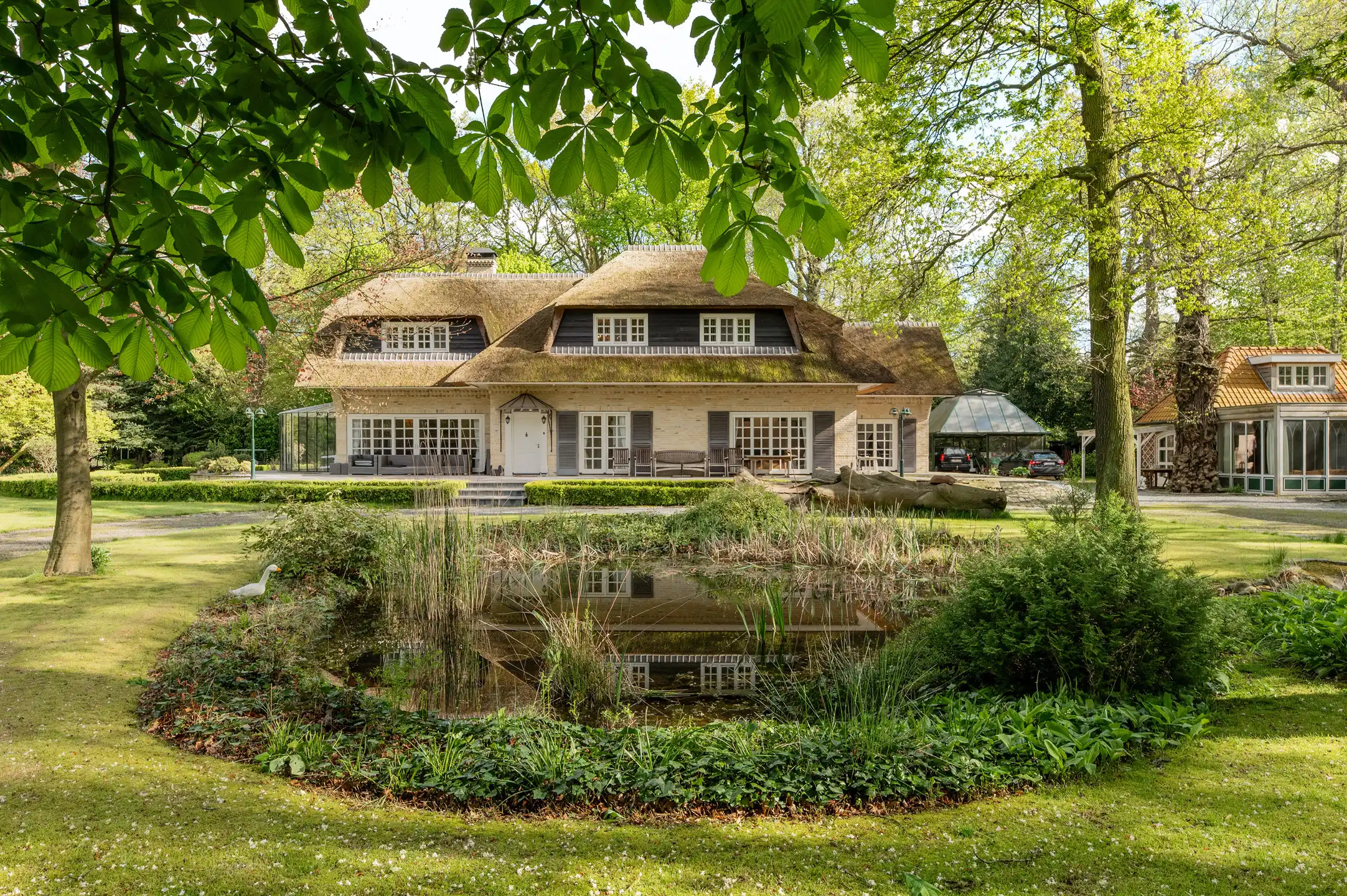 Unieke vrijstaande villa op ca. 7620m² in een uitzonderlijk domein in het groen. foto 16