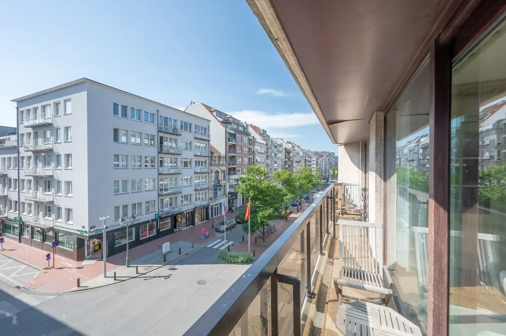 Ruim en prachtig gerenoveerd hoekappartement gelegen aan de westkant van de Lippenslaan foto 18