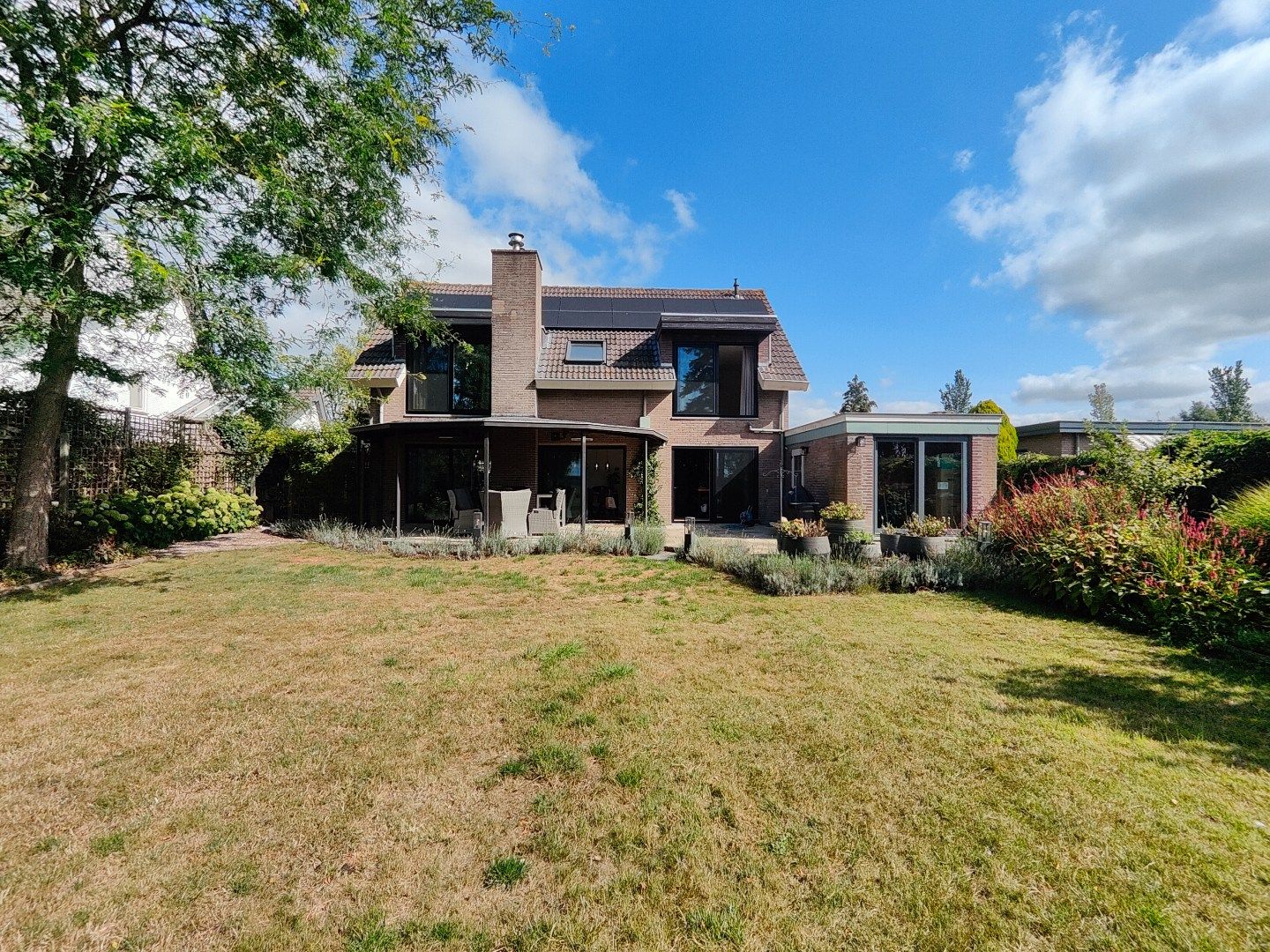 Stijlvol gerenoveerde vrijstaande villa met panoramisch uitzicht op de polders – gelegen op ca. 1.280 m² in het charmante Aardenburg! foto {{pictureIndex}}