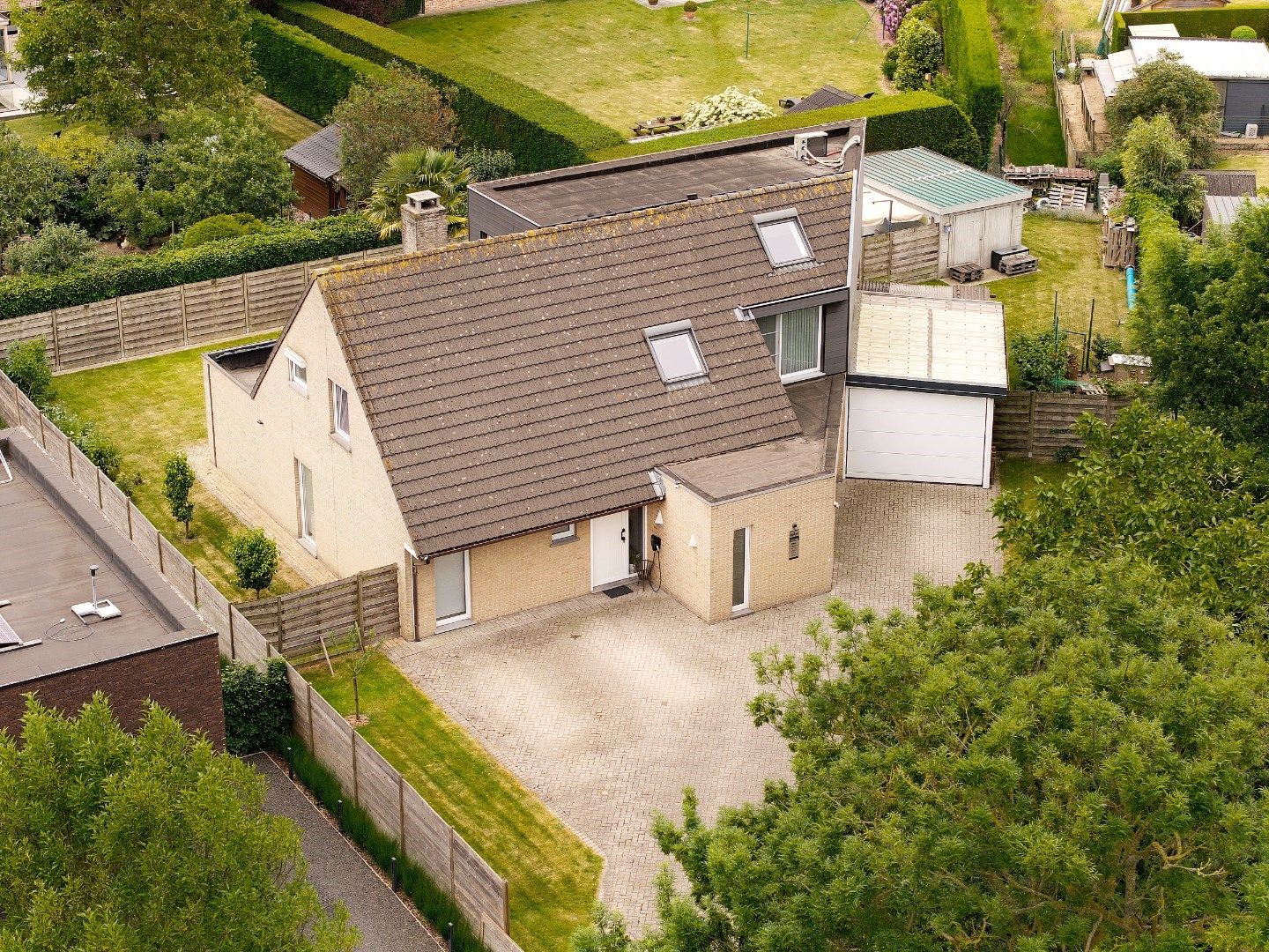 KANTOOR/PRAKTIJK + WOONST MET TUIN EN ZWEMBAD foto {{pictureIndex}}