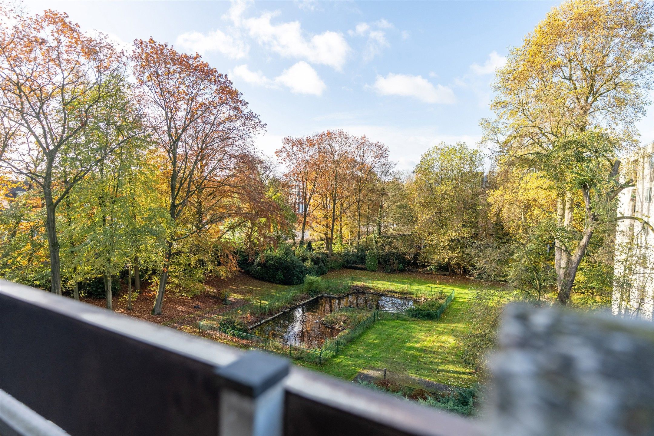 Gerenoveerd appartement met 2 slaapkamers in privépark foto 8