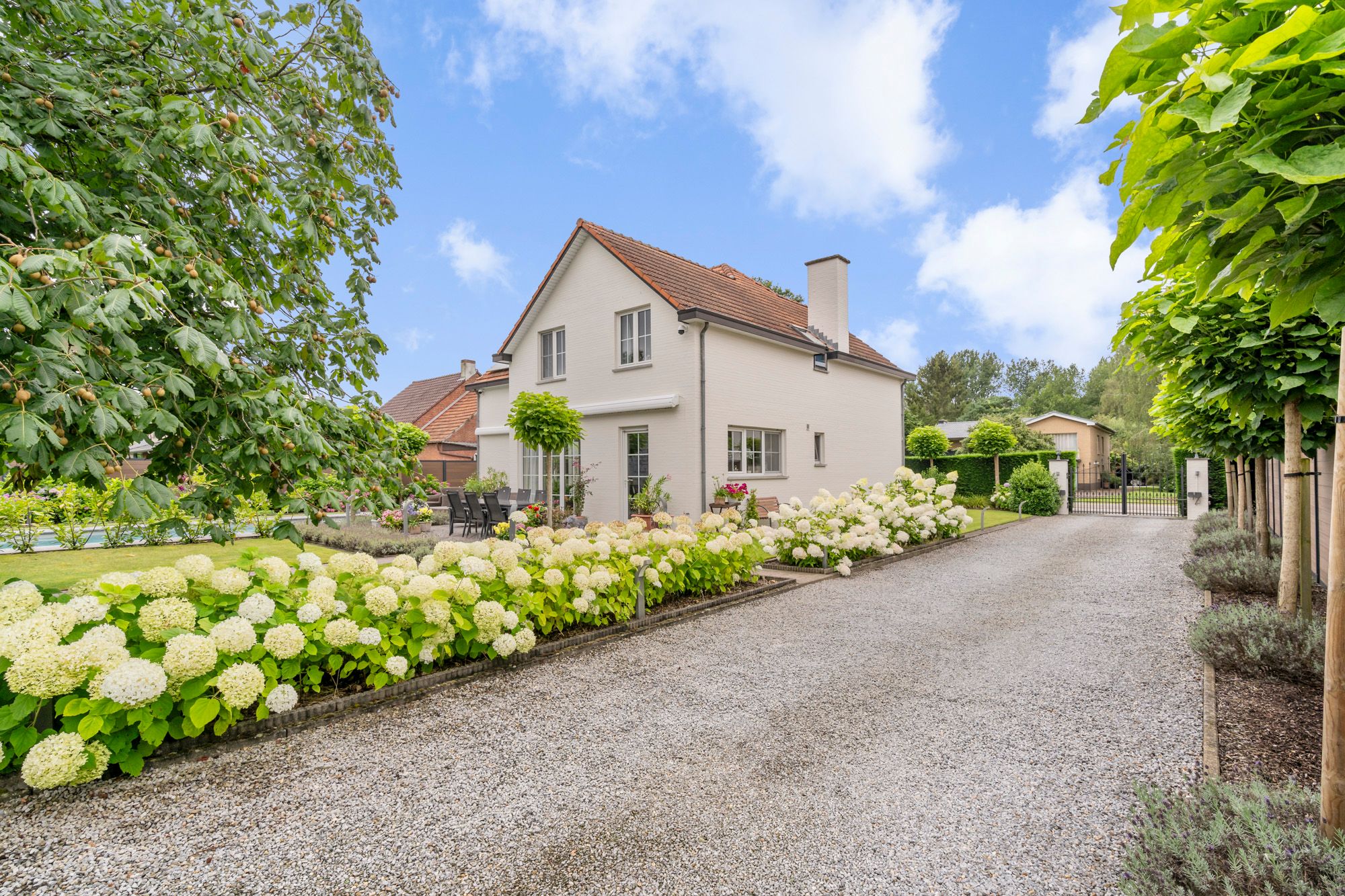 Ruime gezinswoning met zwembad op toplocatie foto 4