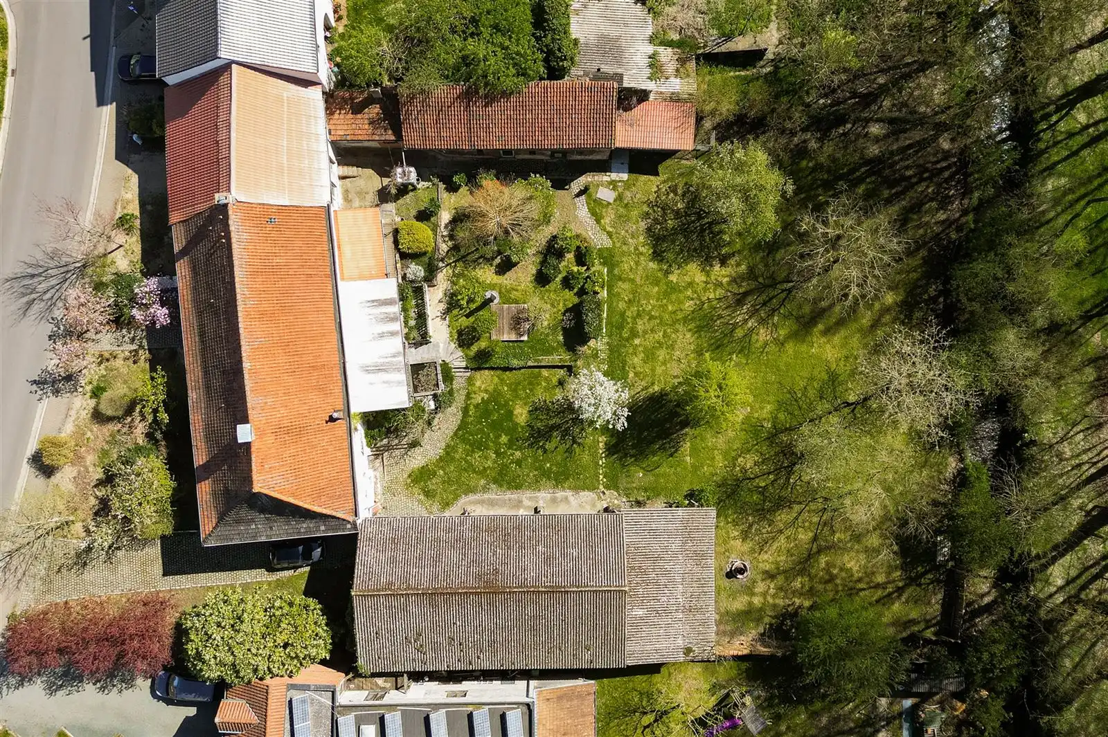 Hoeve met bijgebouw en loods op 18are20- prachtig tuinzicht foto 2