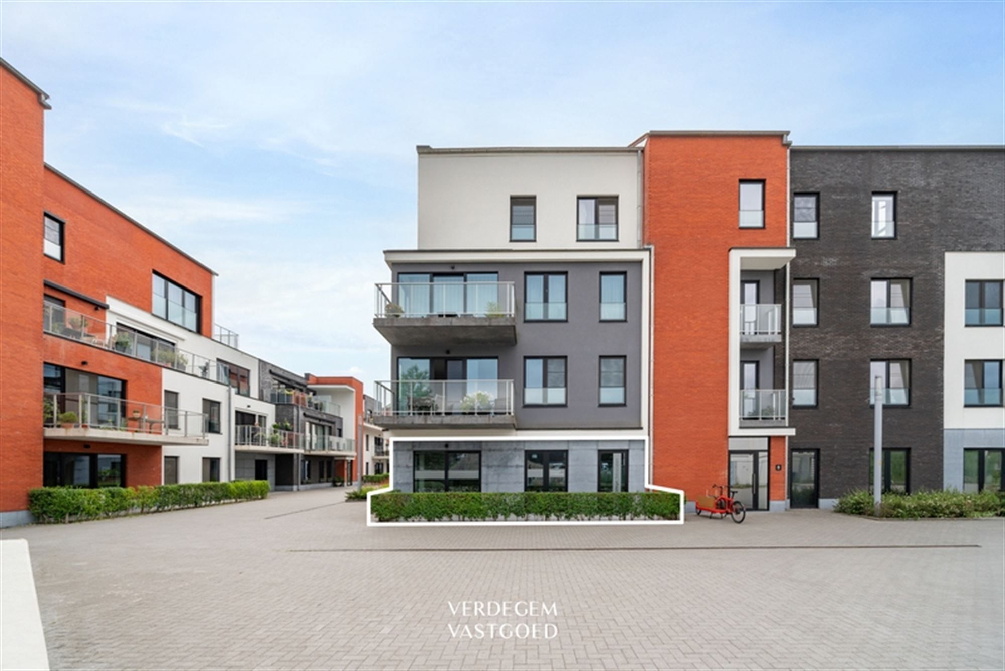 Instapklaar gelijkvloers appartement met ondergrondse autostaanplaats in rustige omgeving foto {{pictureIndex}}