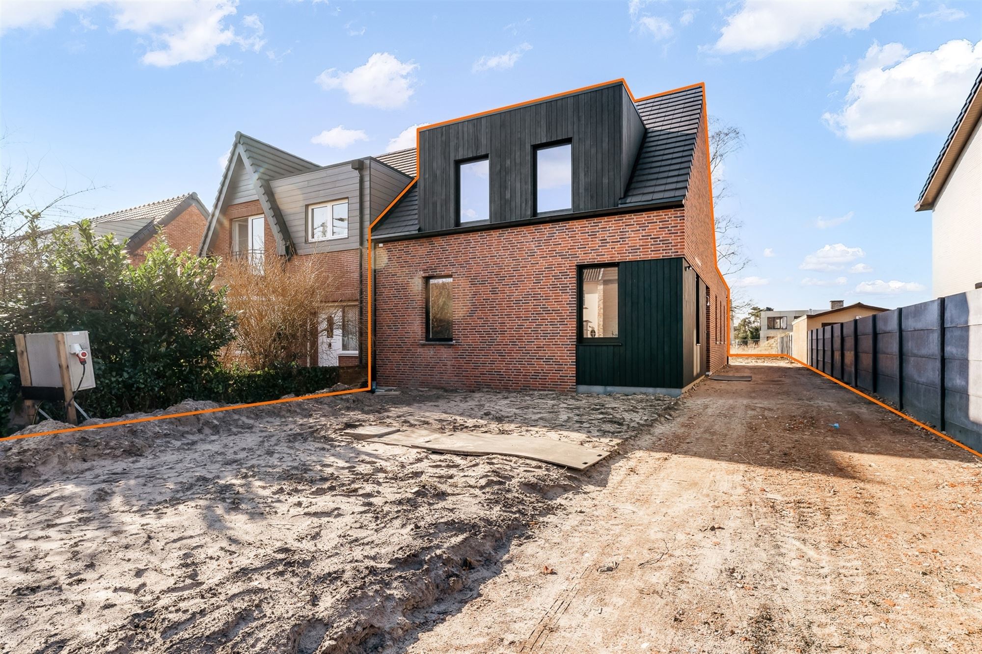 ZEER RUIME, HOOGKWALITATIEVE NIEUWBOUWWONING! foto 3
