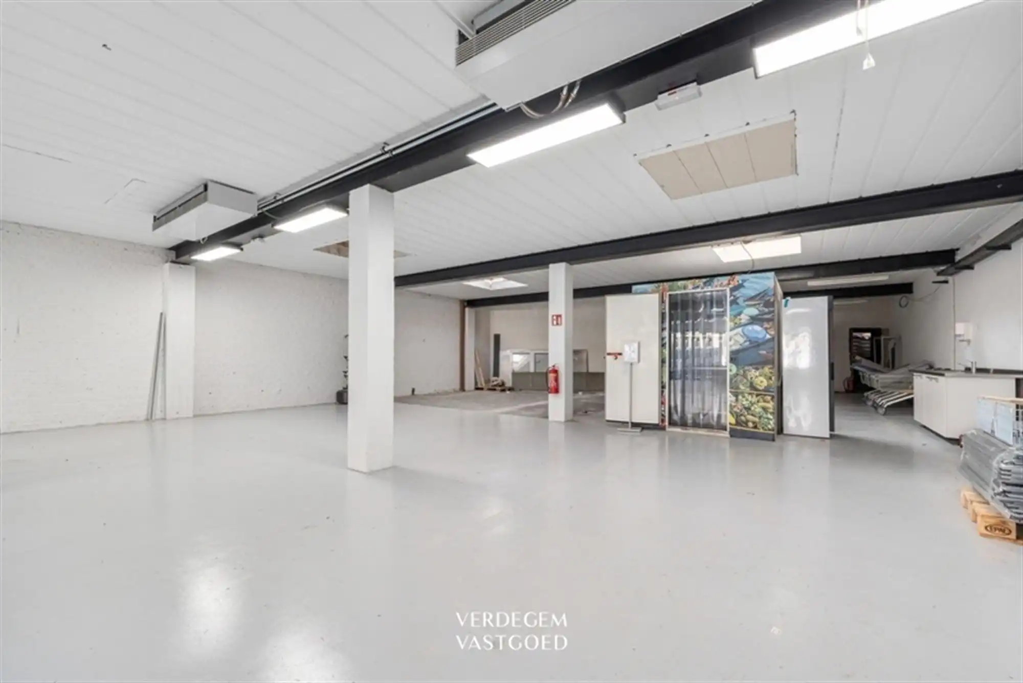 Handelsruimte (284m²) met zonnig appartement (100m²) op strategische ligging foto 6