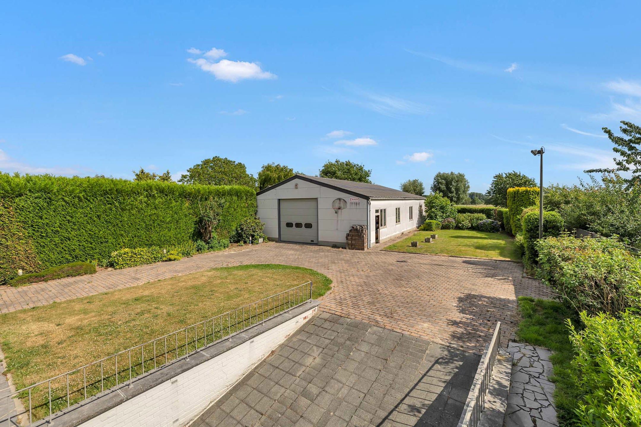 Prachtige villa met achterliggende loods van +/- 200m² foto 27