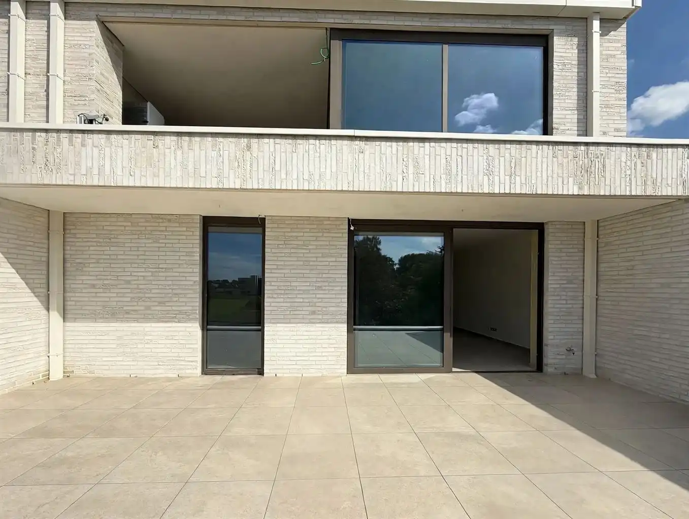 Zeer ruim 1 (+1)-slaapkamerappartement op de eerste verdieping met  zuidgericht terras van ca. 43 m², balkon en ondergrondse parkeerplaats, in hartje Maaseik. foto 6