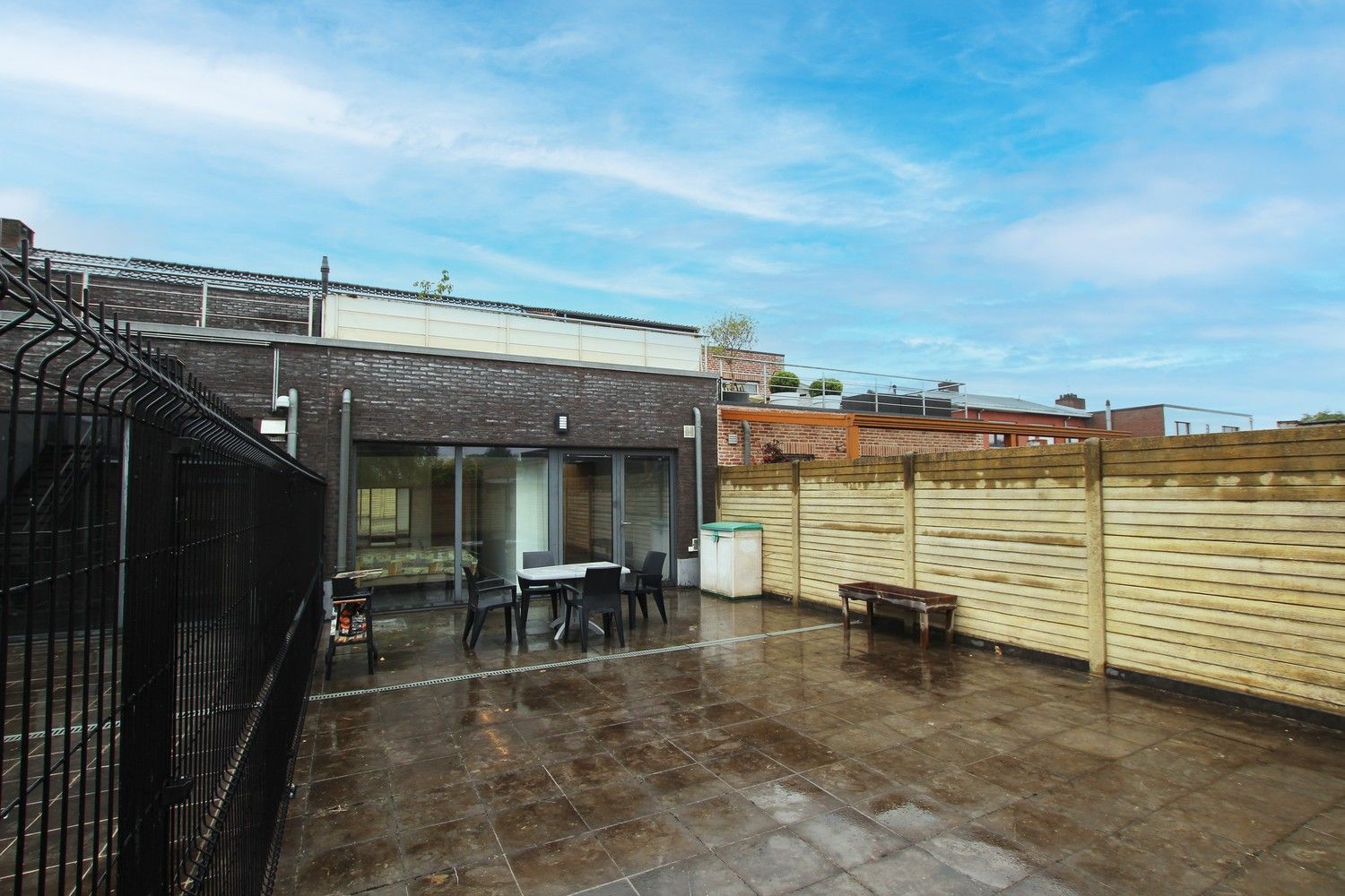 Ruim, gelijkvloers appartement met 2 slaapkamers, terras en een autostaanplaats! foto 15