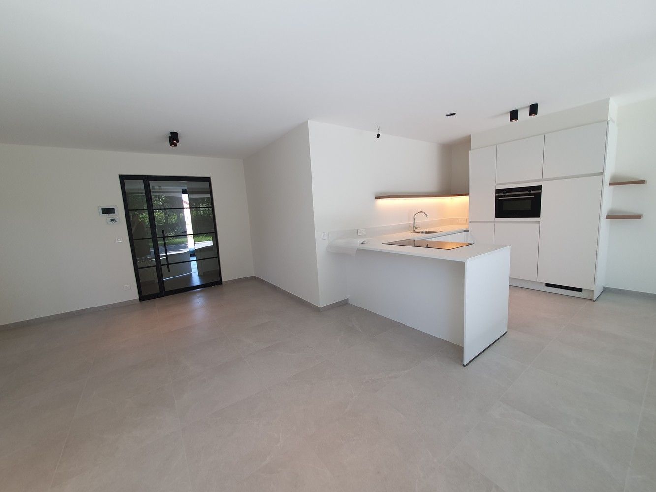 Luxueus nieuwbouwapp met 2 ruime slks en 2 prachtige terrassen (waarvan één met tuin), staanplaats en berging. foto 6
