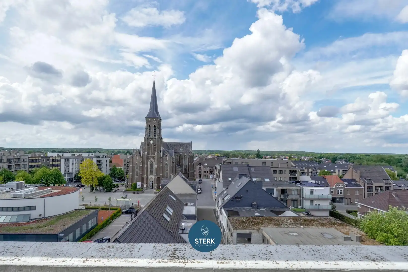 PENTHOUSE MET PANORAMISCH UITZICHT EN RUIM TERRAS IN CENTRUM LANAKEN !  foto 3