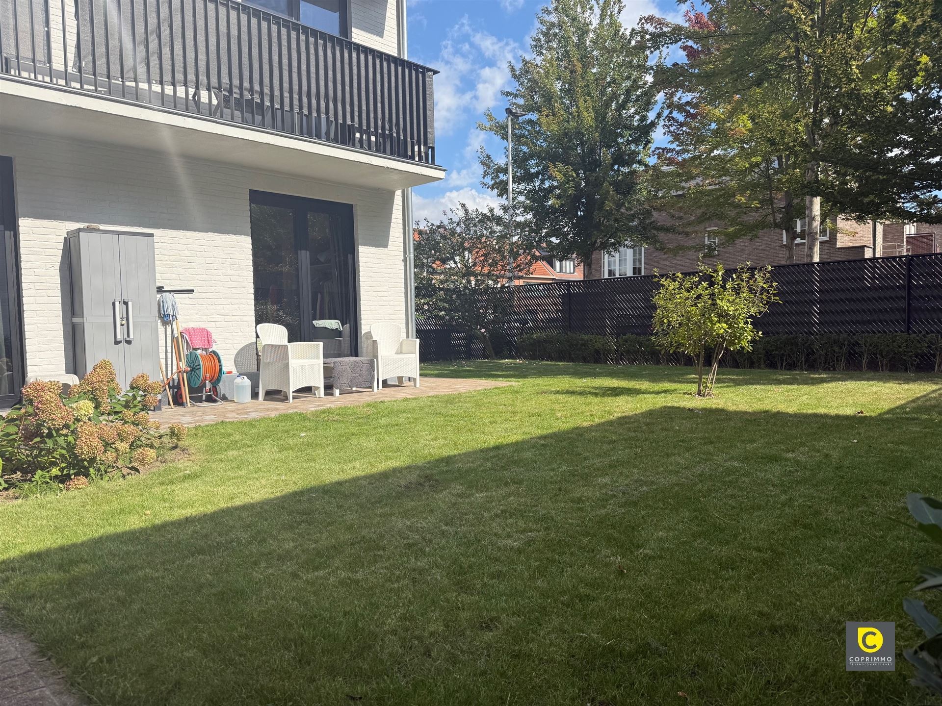 Gelijkvloers app. 2 slk, tuin en P  foto 2
