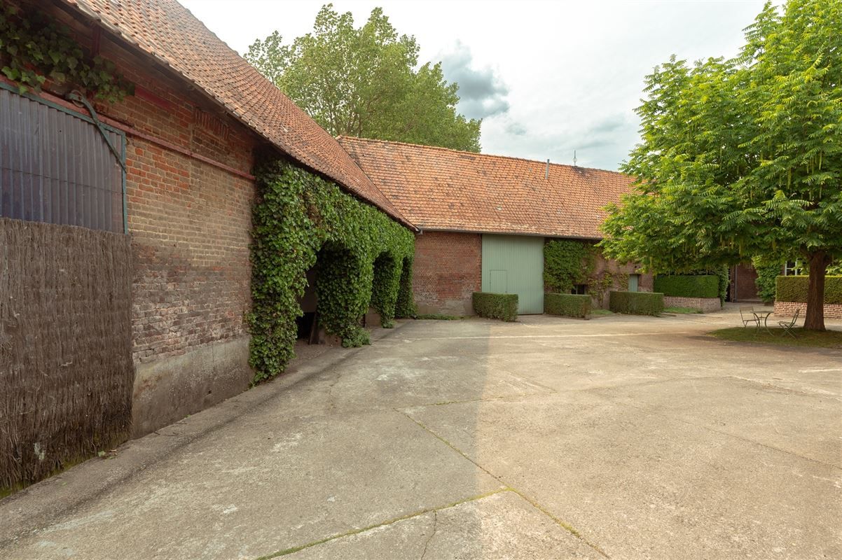 Charmante hoeve met loods en idyllische tuin te koop in Zwevegem foto 21