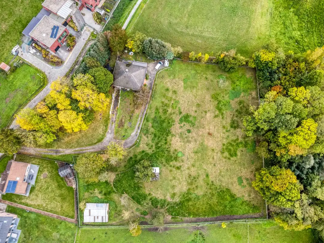 Bouwgrond met te slopen woning (6% BTW mogelijk)! foto {{pictureIndex}}