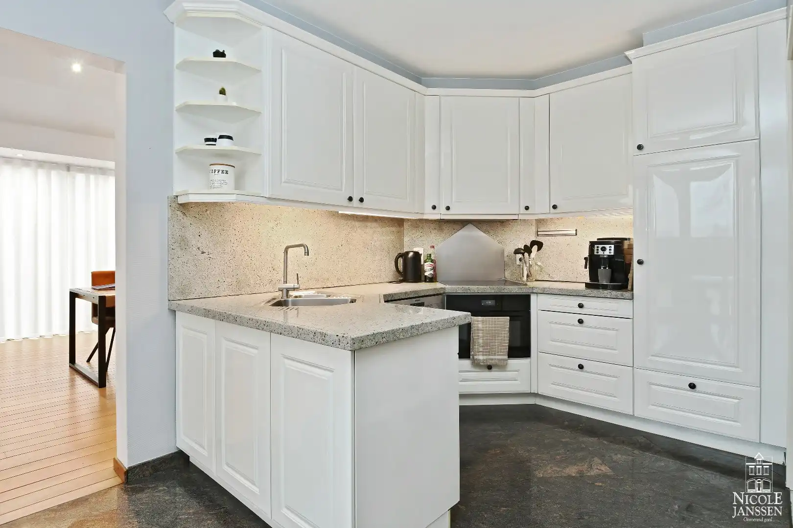 Charmante vrijstaande gezinswoning met grote garage en mooie tuin   foto 11