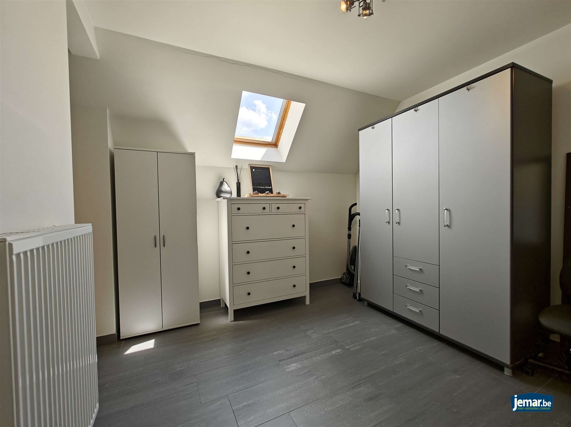 Instapklaar triplex appartement met 2 slaapkamers een zeer grote garage en een carport  foto 19