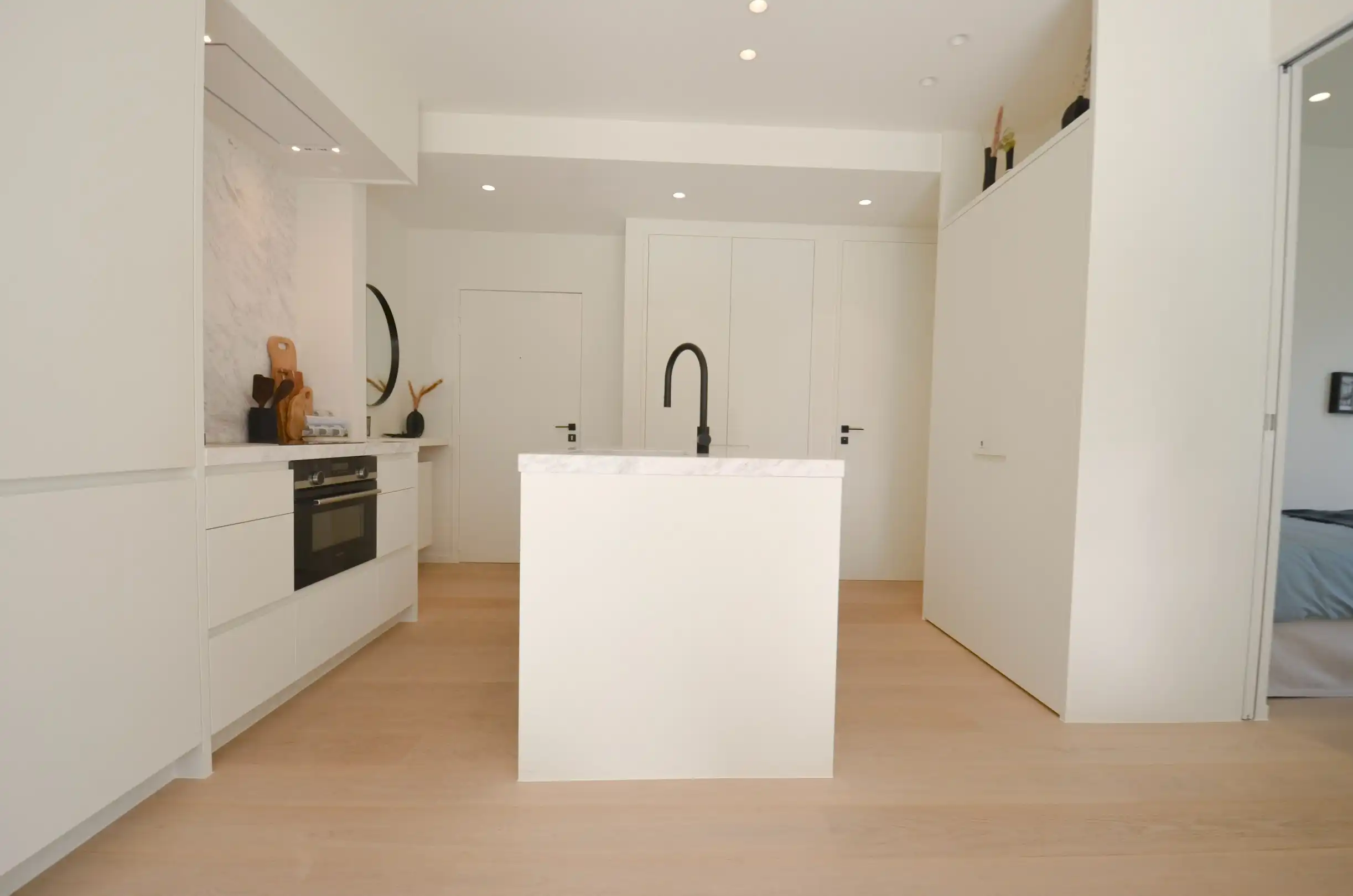 Volledig gerenoveerd hoek-appartement met een ruim zuid gericht terras gelegen aan de Zeedijk in het Zoute. foto 9