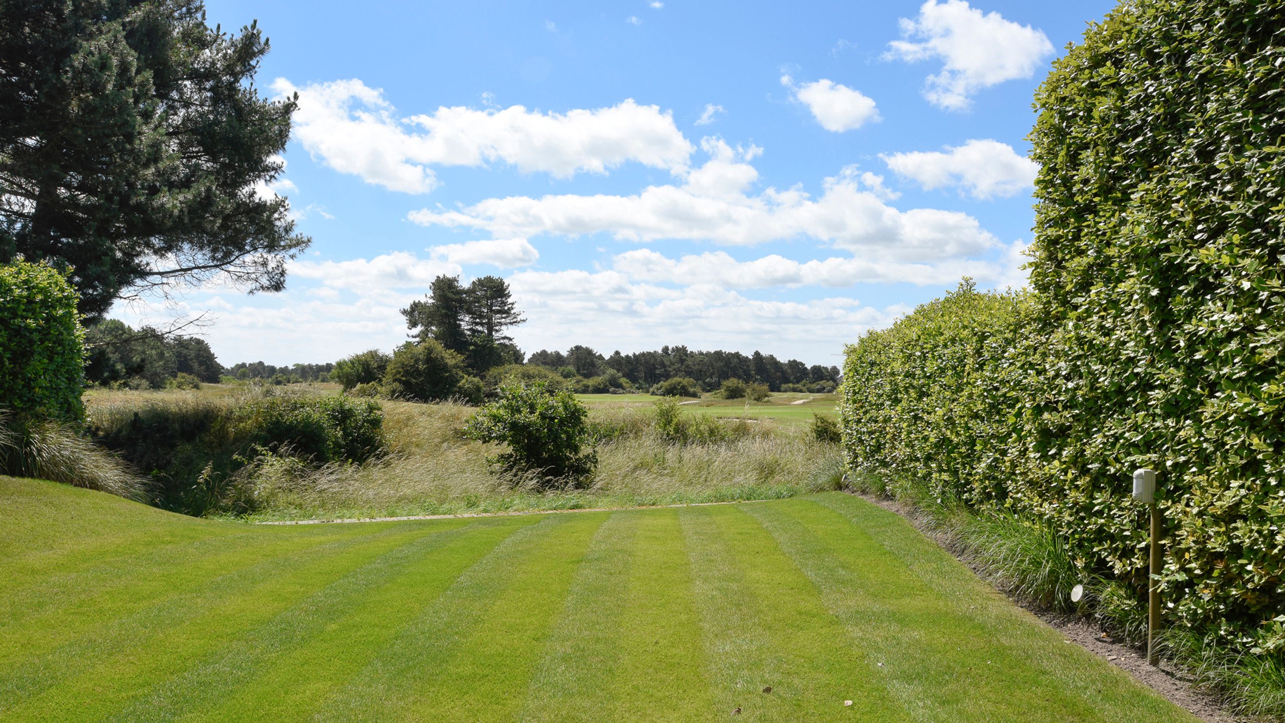 VILLA met panoramisch zicht en unieke ligging aan de golf... foto 10