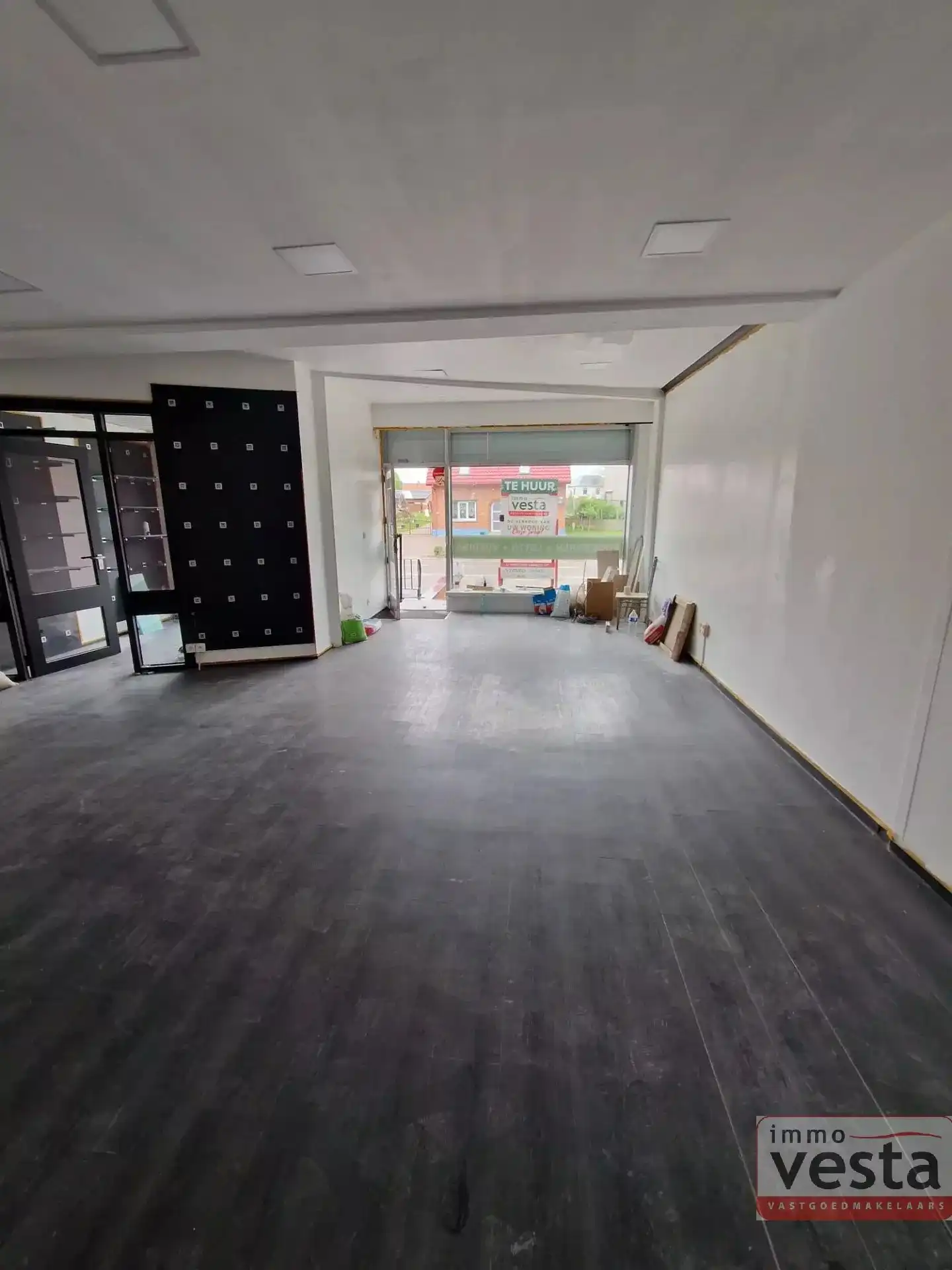 Handelspand met winkelruimte en parking foto 8