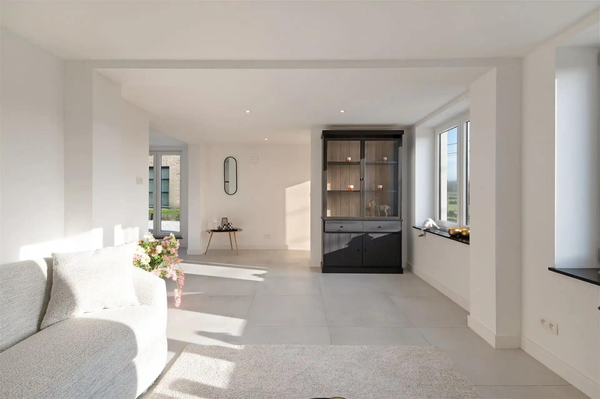 Volledig geroveerde, instapklare gezinswoning foto 2