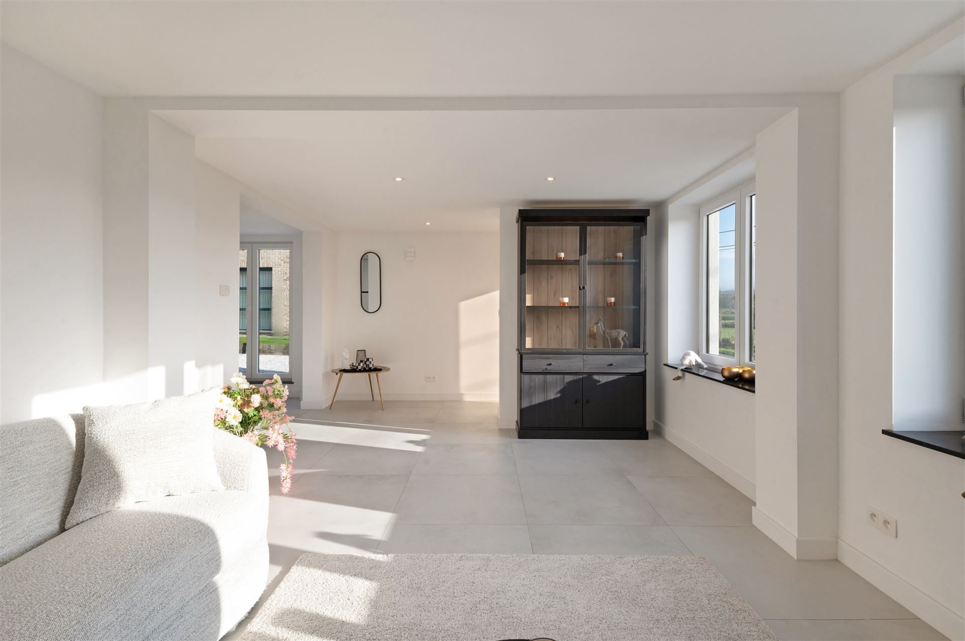 Volledig geroveerde, instapklare gezinswoning foto 2