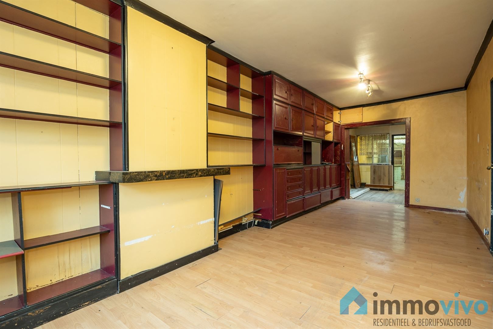 Ruime te renoveren gezinswoning met 4 slpk's en tuin foto 4