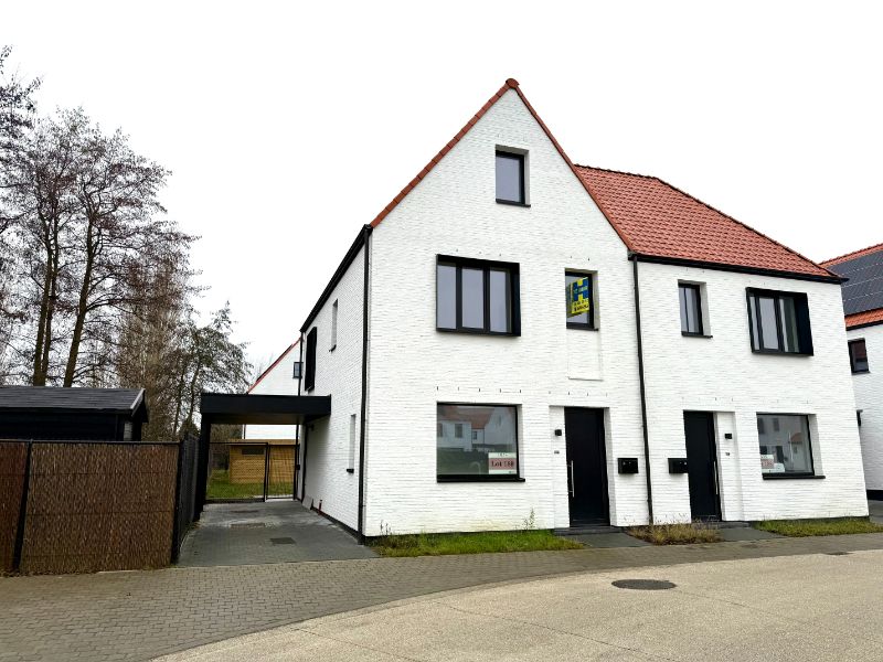 Ruime nieuwbouwwoning met 3 slaapkamers, tuin en carport foto {{pictureIndex}}