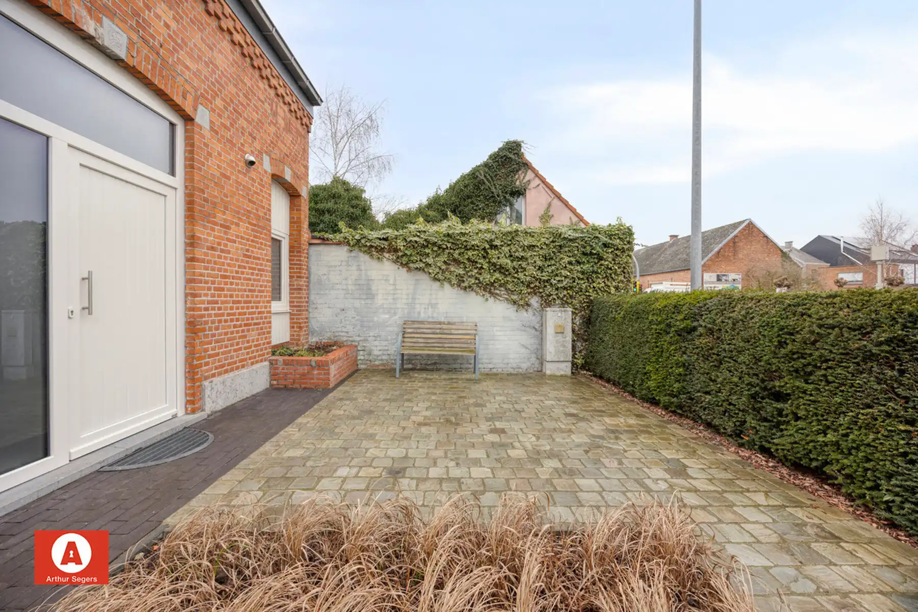 Gezinswoning met 2 tot 3 privatieve auto-parkeerplaatsen. foto 4