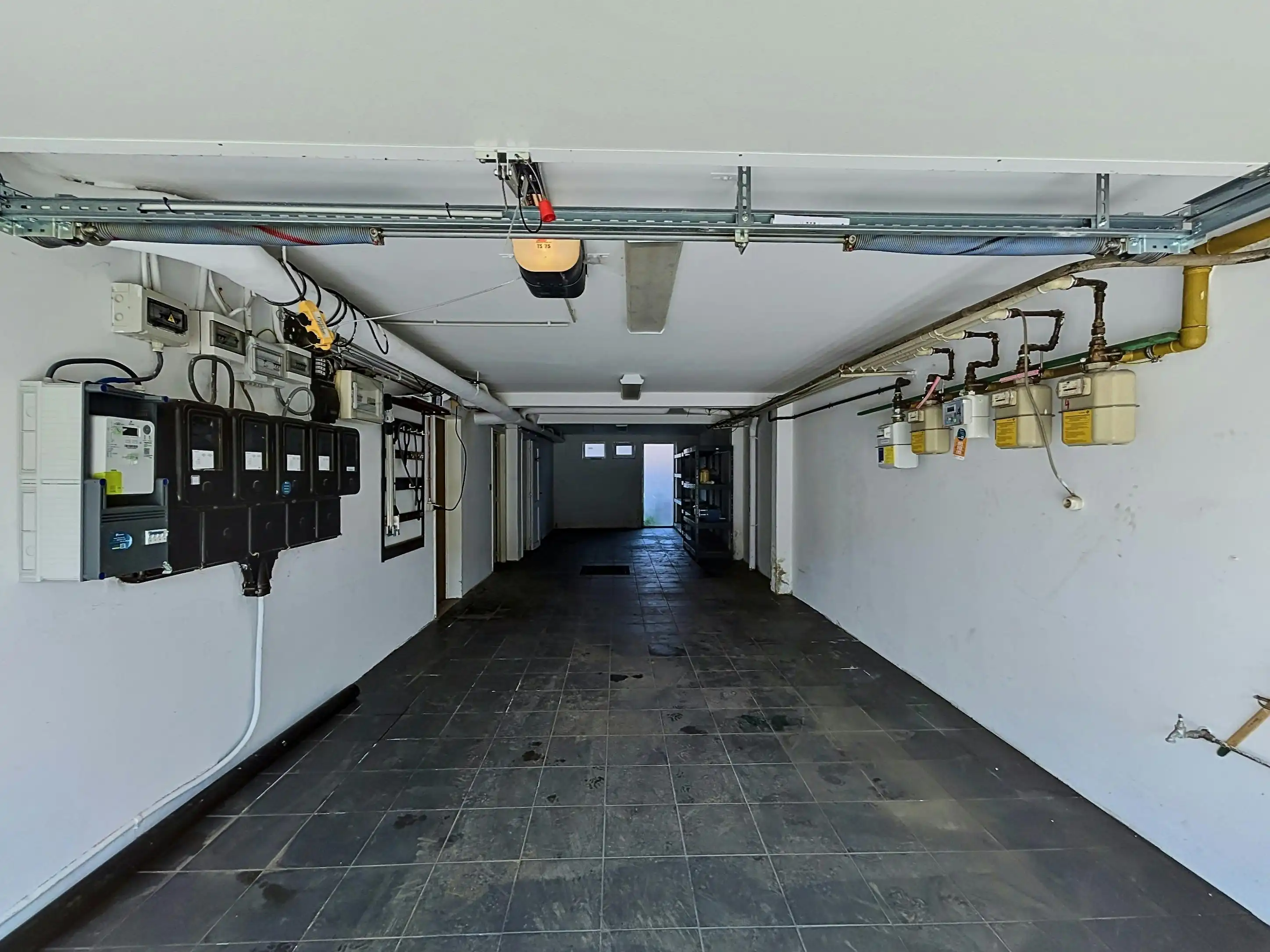 Magazijn te koop in Merksem met automatische poort foto 3