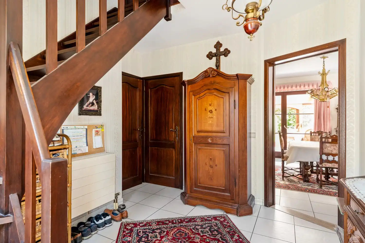 Ruime gezinswoning met 3 slaapkamers, veranda, garage en zonnige tuin foto 2