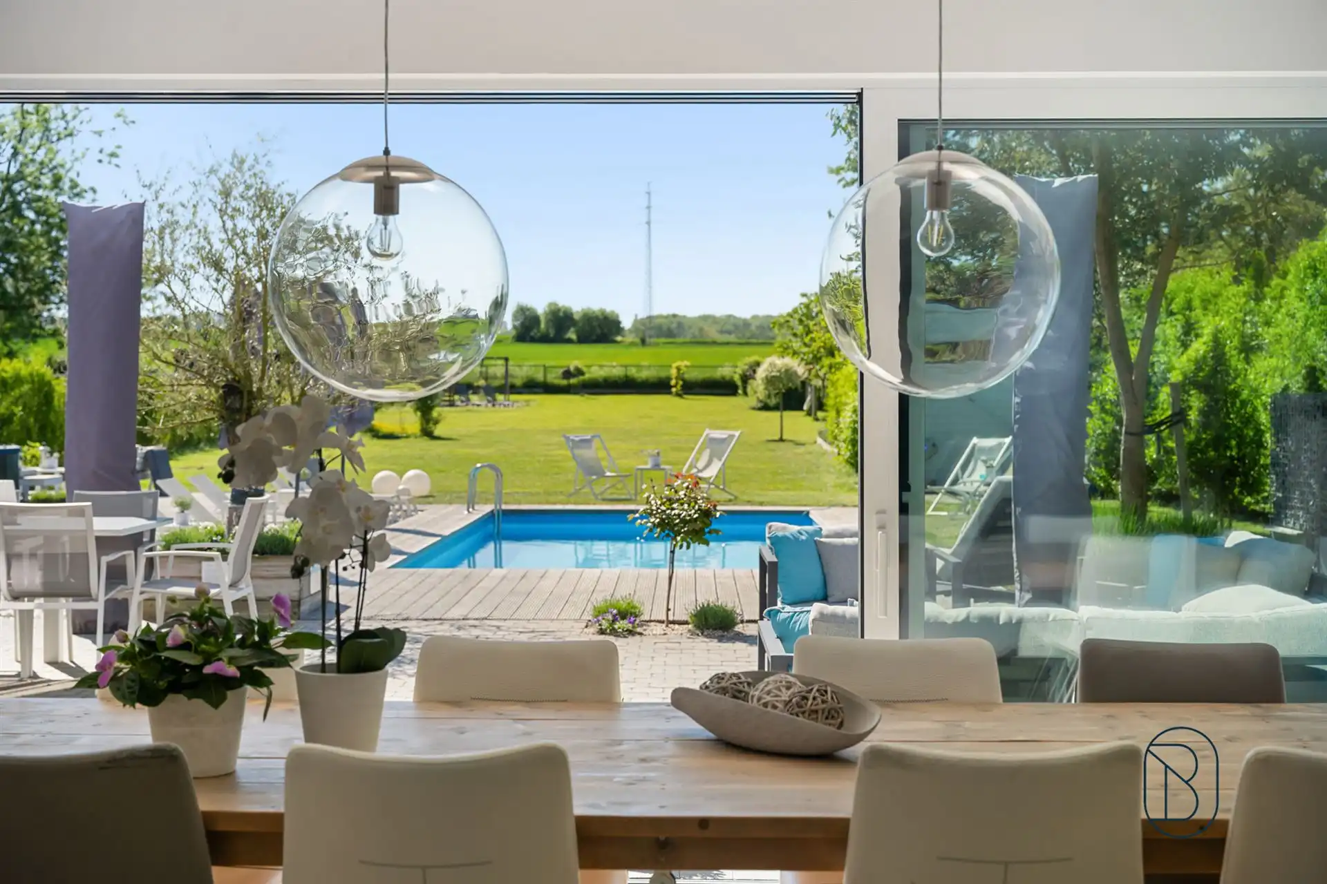Exclusieve villa met 7 slpk, zwembad en tuin met open zicht foto {{pictureIndex}}