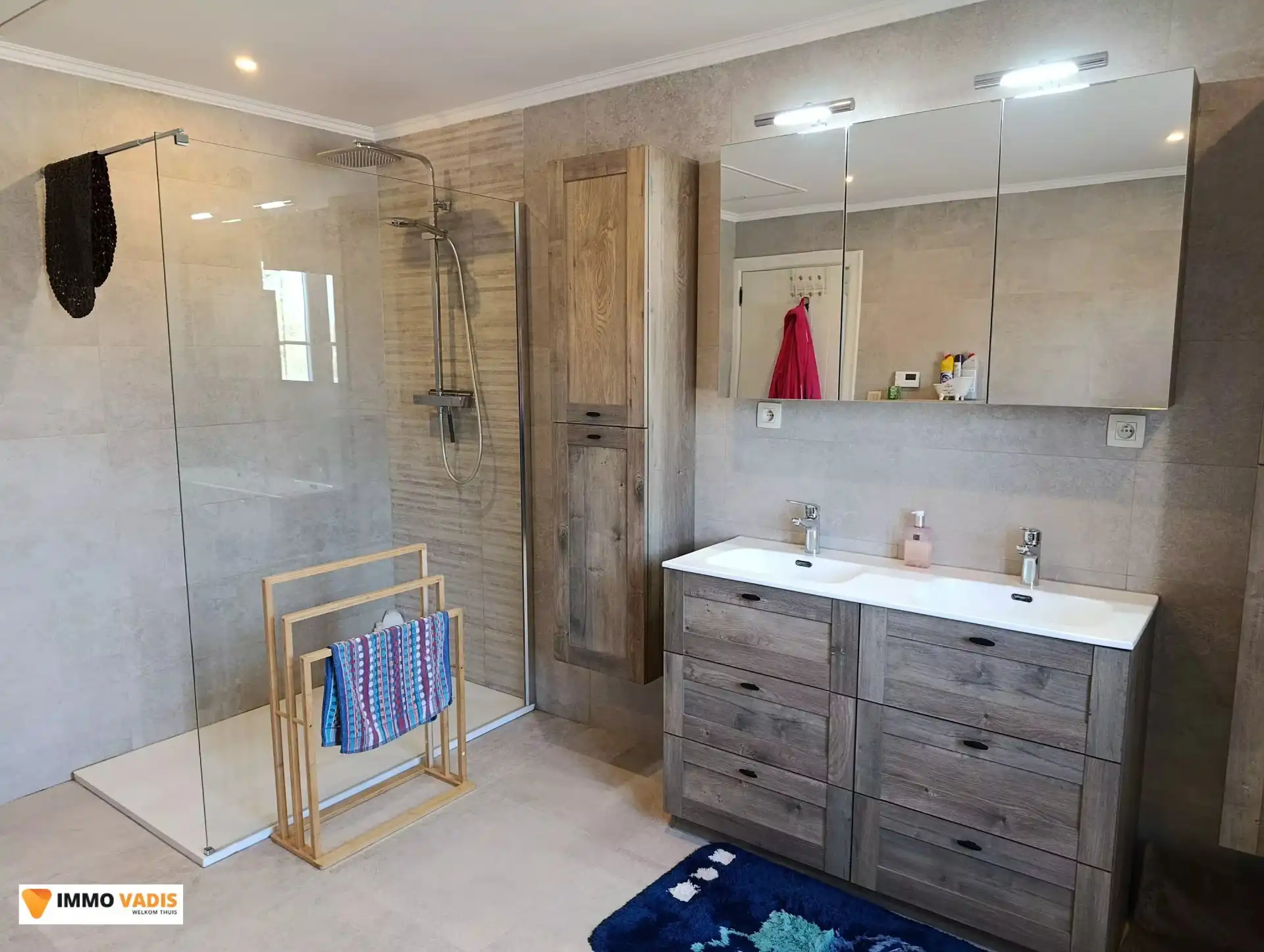 Gezinswoning met 4 slaapkamers, 2 garages, terras en tuin foto 11