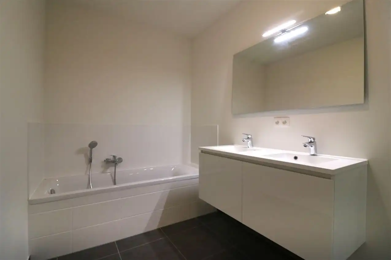 Gelijkvloers appartement met 2 slpk., terras en autostaanplaats foto 13