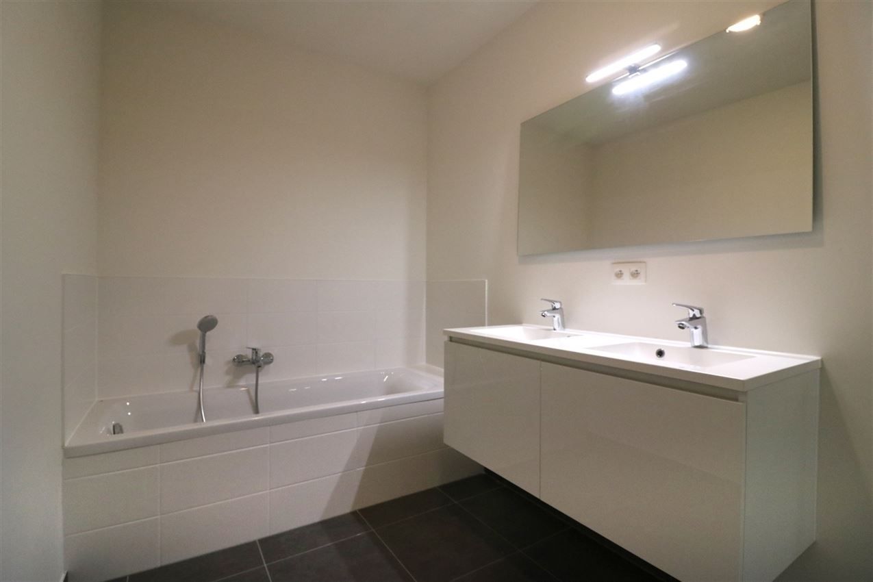 Gelijkvloers appartement met 2 slpk., terras en autostaanplaats foto 13