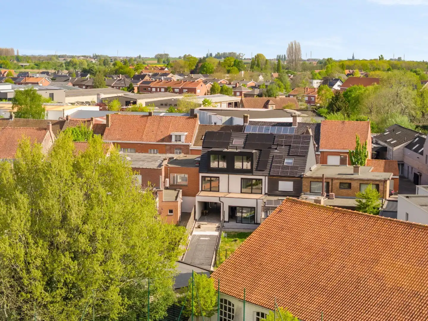 DUPLEX NIEUWBOUWAPPARTEMENT MET 2 SLPKS EN RUIM TERRAS TE GELUWE foto 3