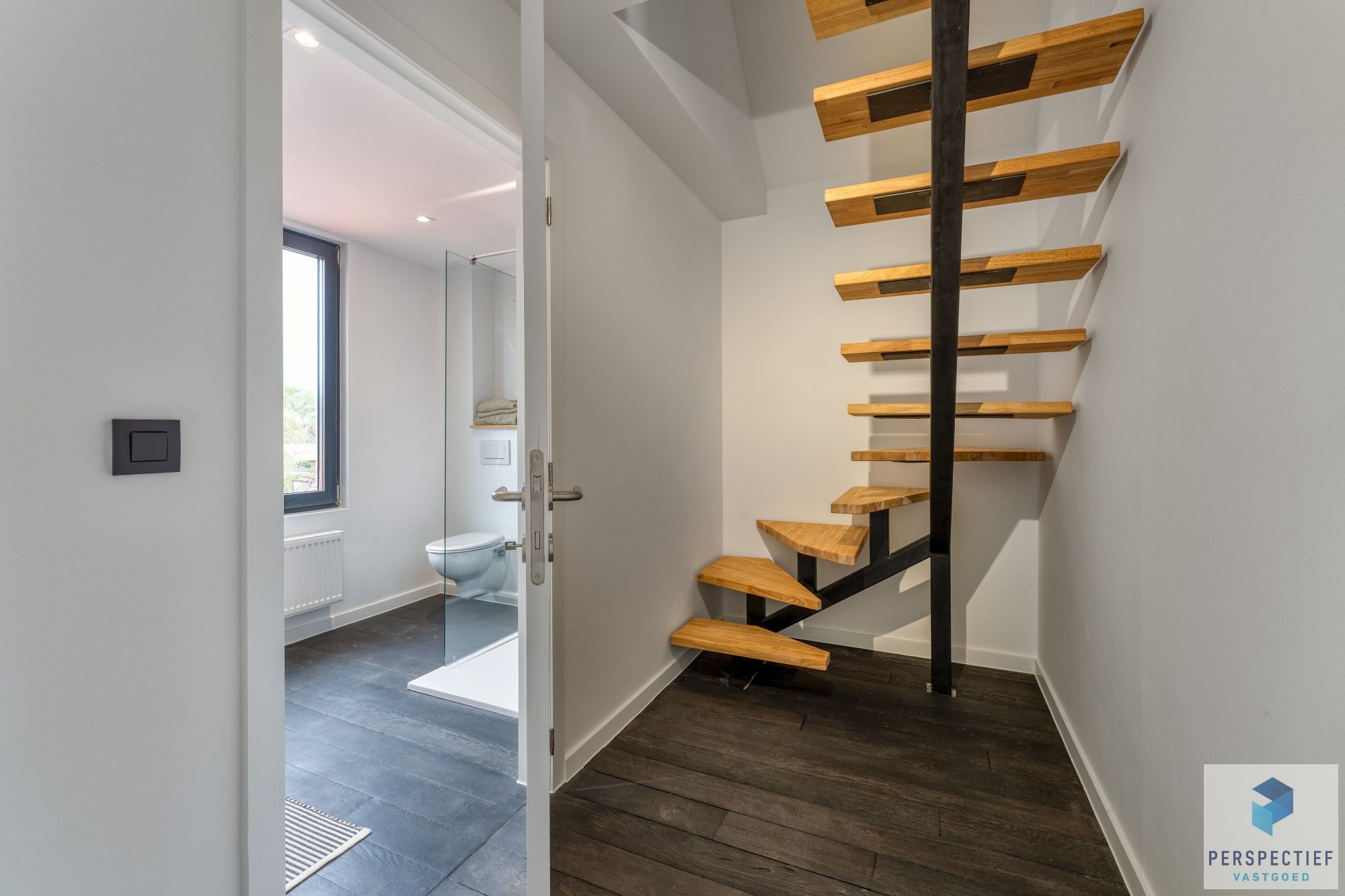 Stijlvol gerenoveerde woning met tuin op toplocatie foto 18