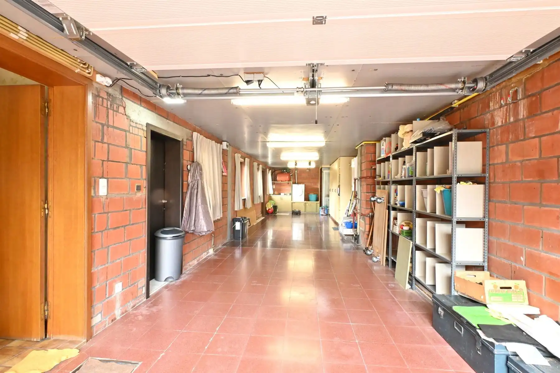 Ruime woning met 4 slaapkamers en grote garage foto 8