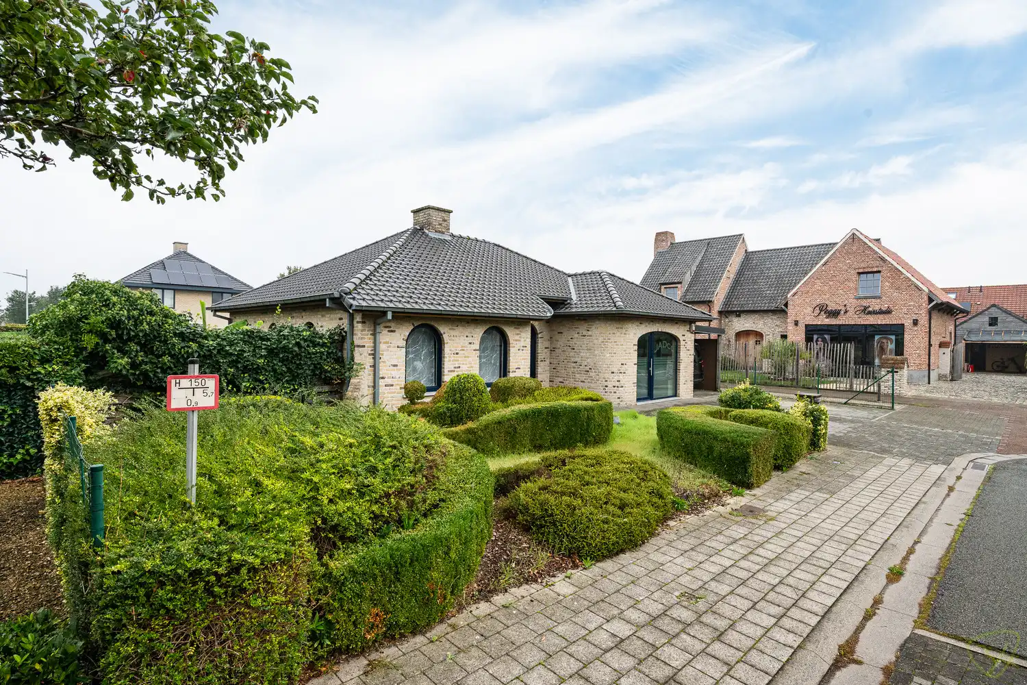 Ruime en moderne woning te koop in een rustige woonwijk net buiten het centrum met 3 slaapkamers, bureau en tuin - perfect voor comfortabel en gezinsvriendelijk wonen! foto {{pictureIndex}}
