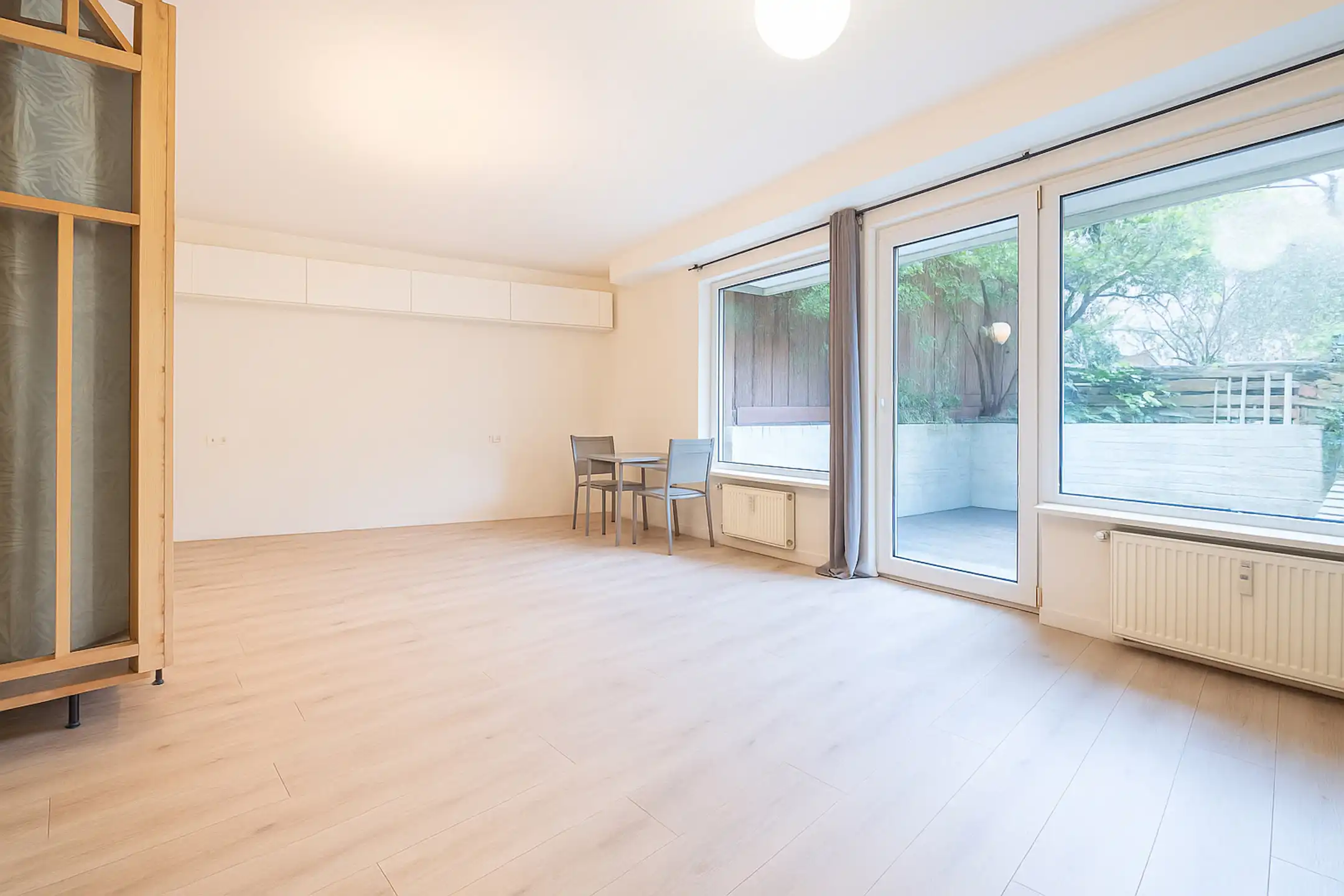 Licht gerenoveerde studio met groen terras in Vorst foto 5