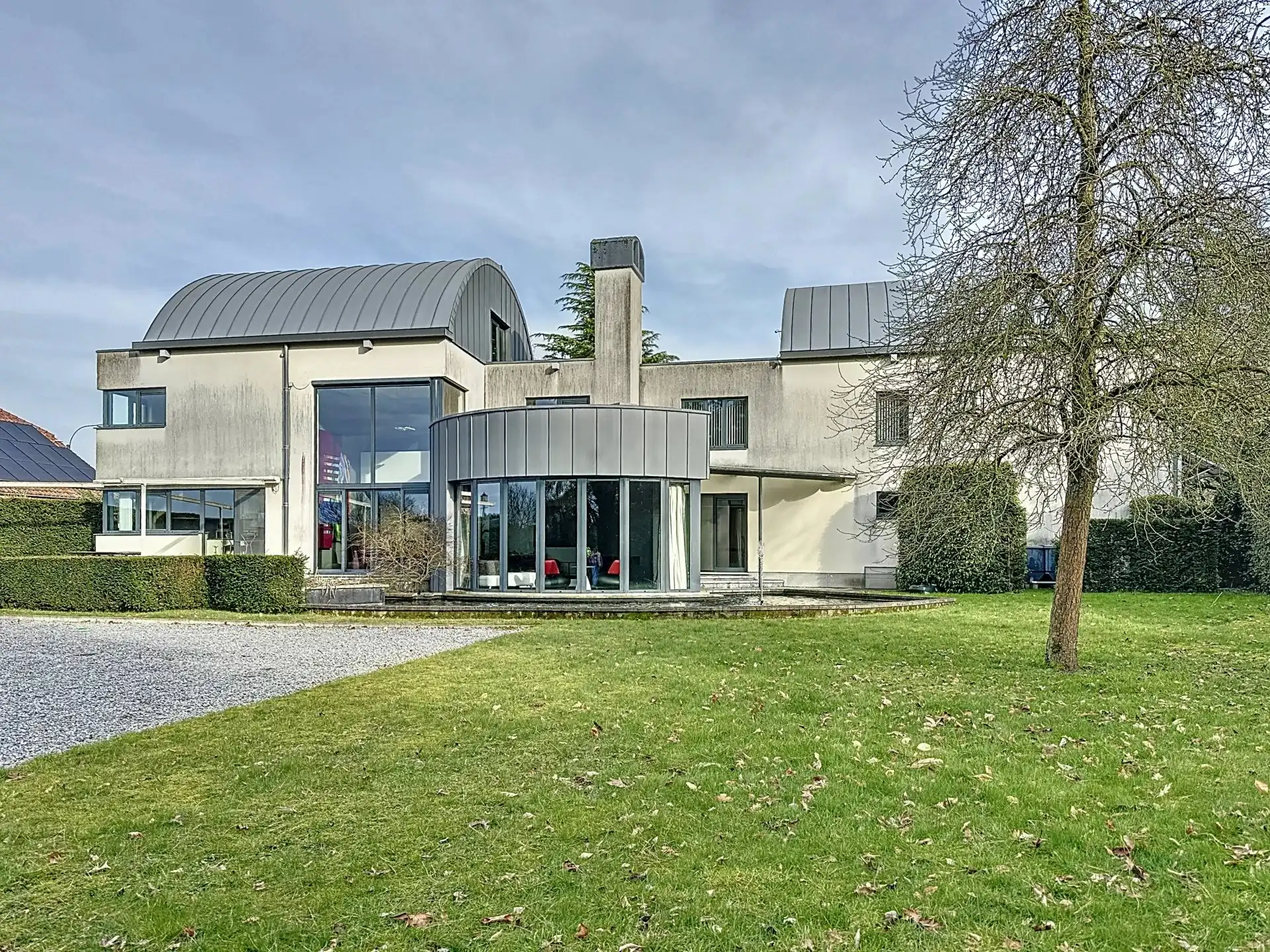 Unieke moderne woning met een dubbele bestemming op een perceel van 29a24ca. foto 5