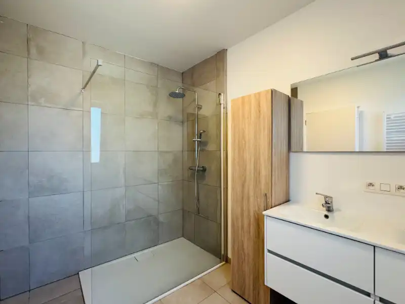 Recent appartement op de eerste verdieping met 1 slaapkamer, terras en garage foto 8