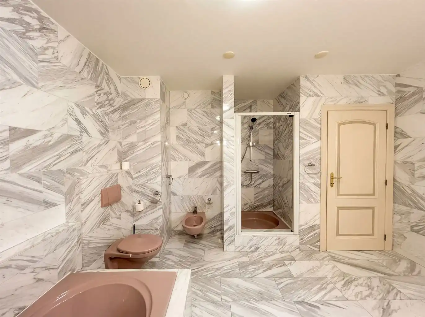 Zeer ruim gelijkvloers appartement voorzien van 2 (+1) slaapkamers, terrassen en afgesloten garagebox, gelegen nabij het centrum van Maaseik. foto 18