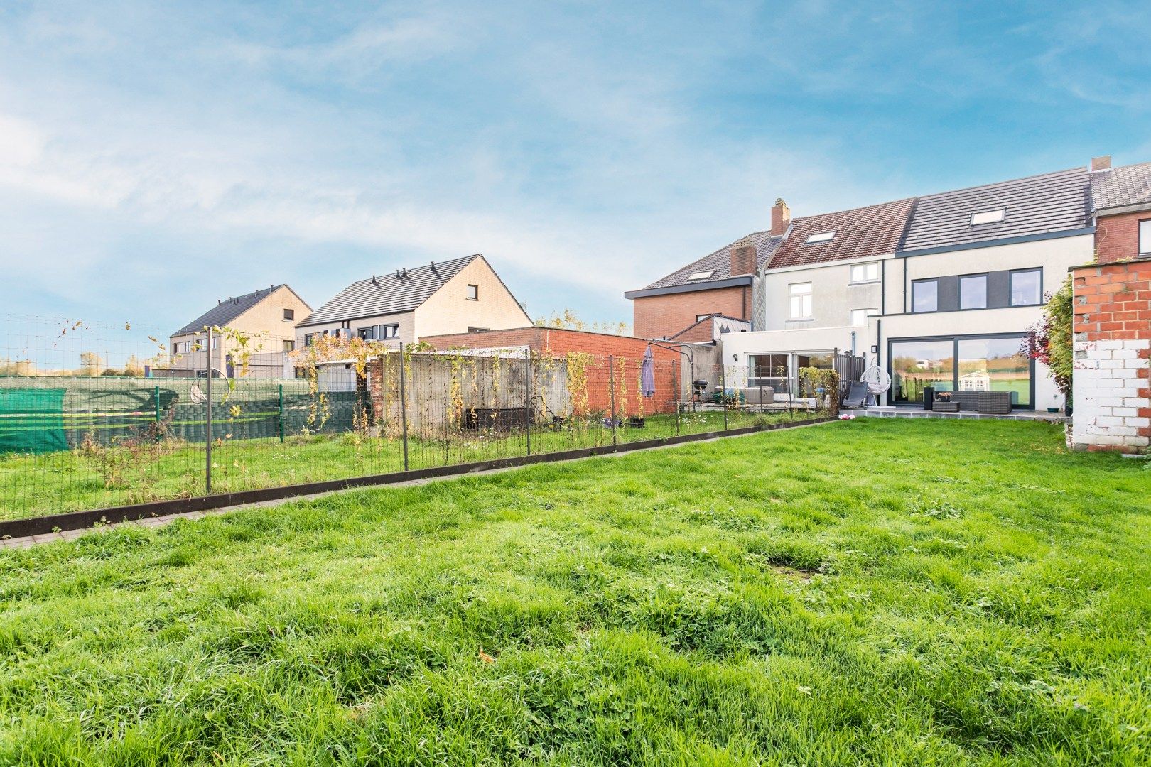 Instapklare woning met 4 slpk, tuin en parking foto 13